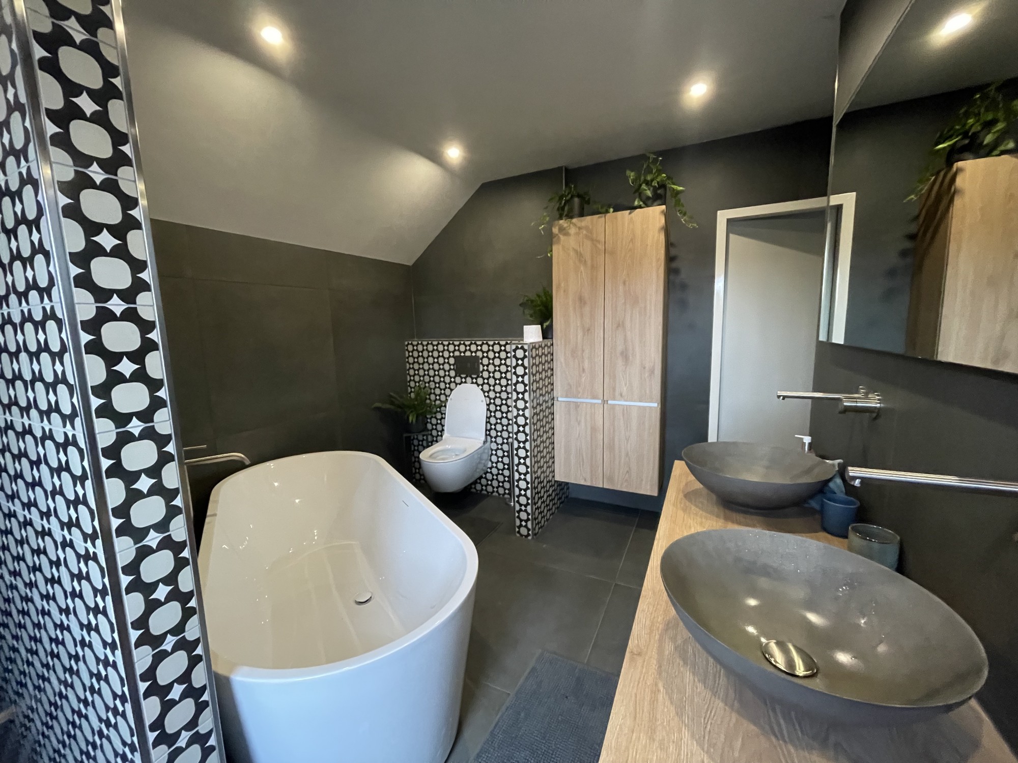 content 01 hendriks badkamers tegels vrijstaand richting deur